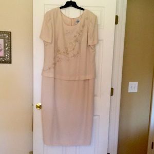 Beautiful semi formal dress. Champagne color.